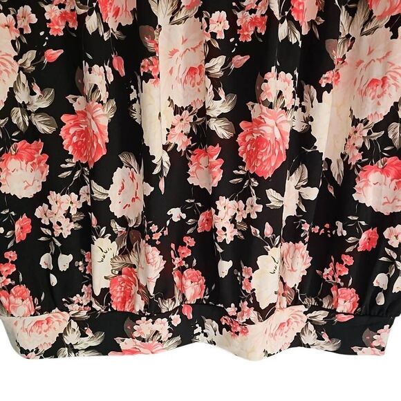 Plus Size 4X, floral blouse. Floral top. - Picture 3 of 7